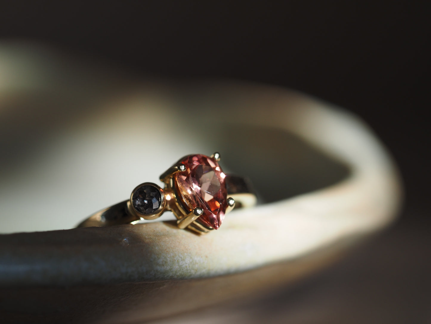 Gouden ring met rose druppel toermalijn & zout & peper diamant