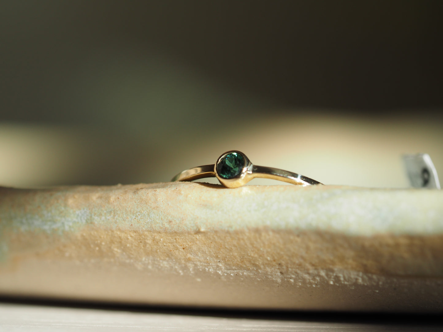 Geel gouden ring met een briljant geslepen groene toermalijn