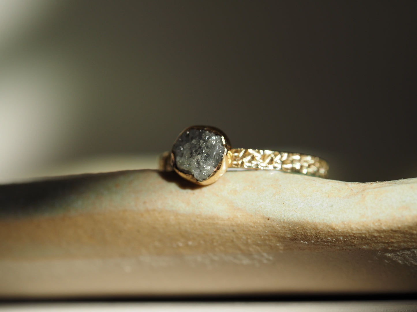Gouden ring met ruwe diamant