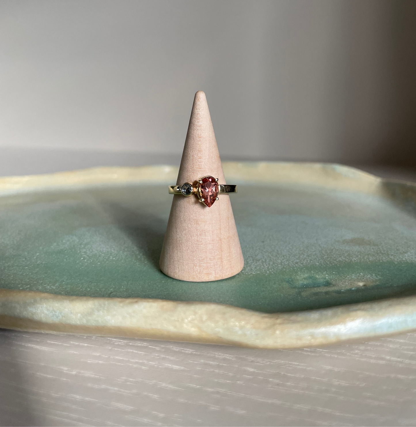 Gouden ring met rose druppel toermalijn & zout & peper diamant