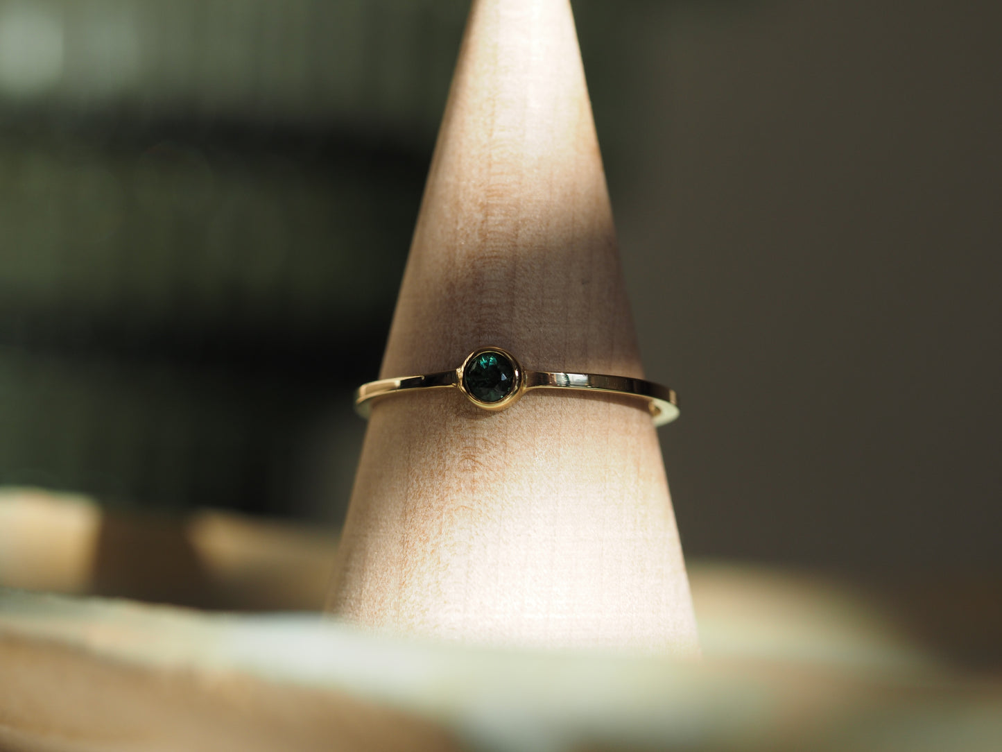 Geel gouden ring met een briljant geslepen groene toermalijn