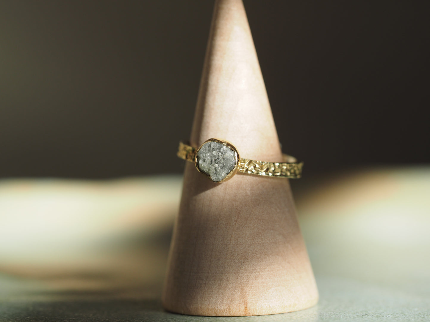 Gouden ring met ruwe diamant