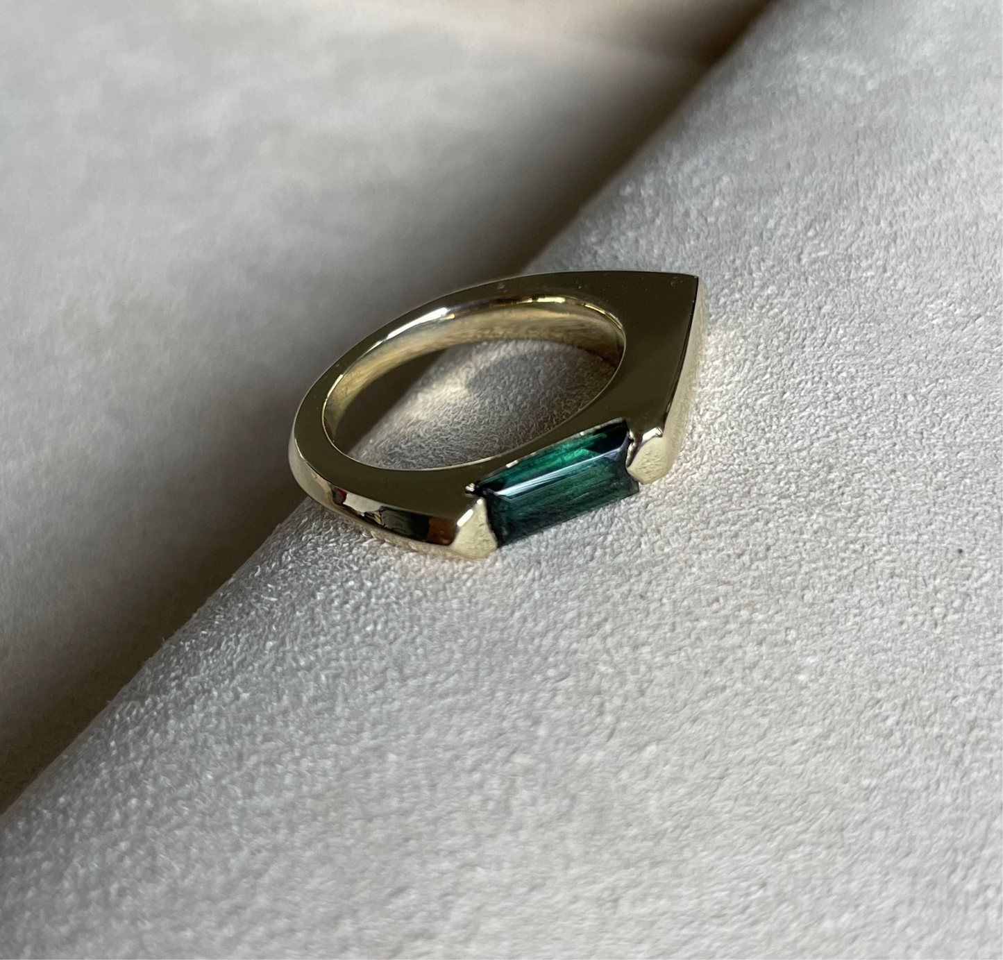 Gouden ring met een groene toermalijn