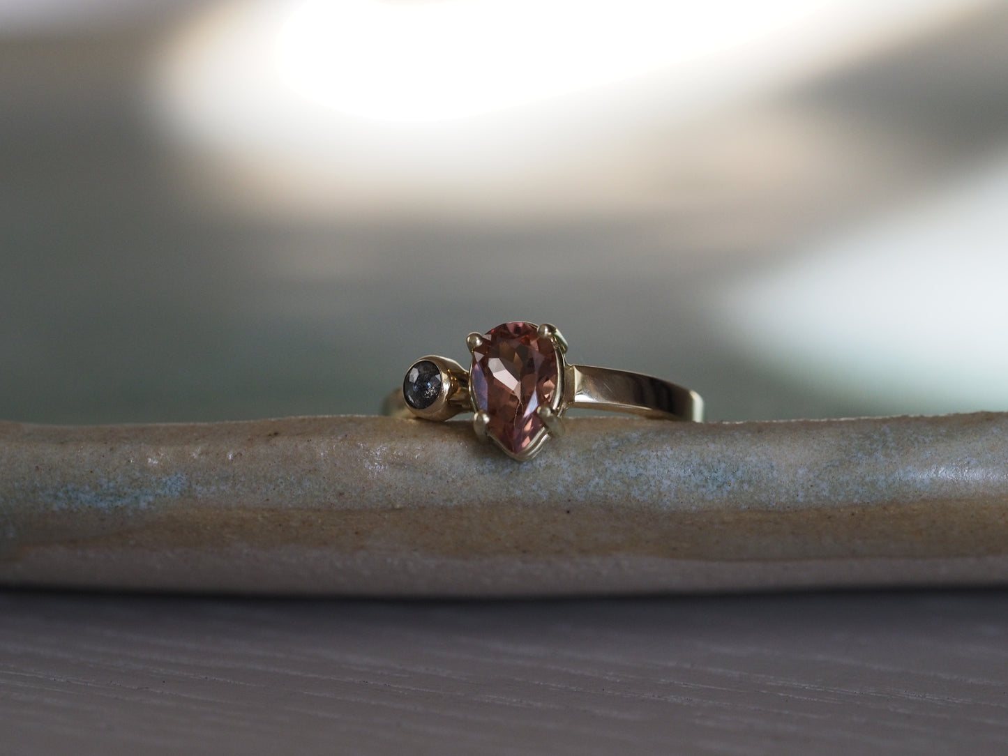 Gouden ring met rose druppel toermalijn & zout & peper diamant