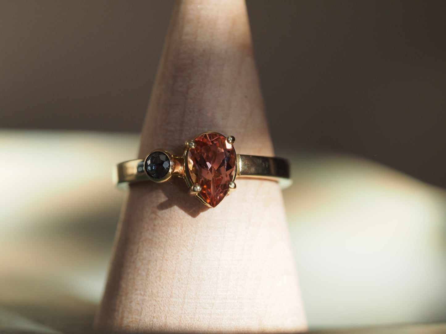 Gouden ring met rose druppel toermalijn & zout & peper diamant