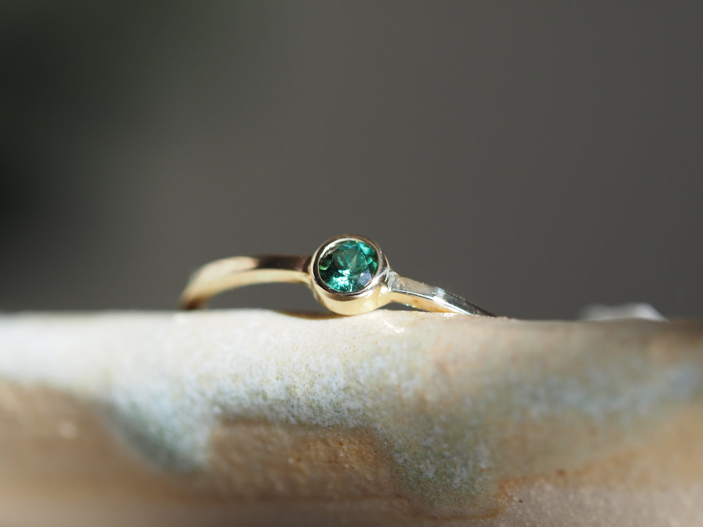 Geel gouden ring met een briljant geslepen groene toermalijn