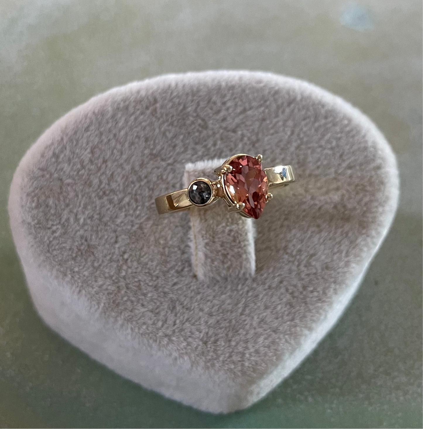 Gouden ring met rose druppel toermalijn & zout & peper diamant