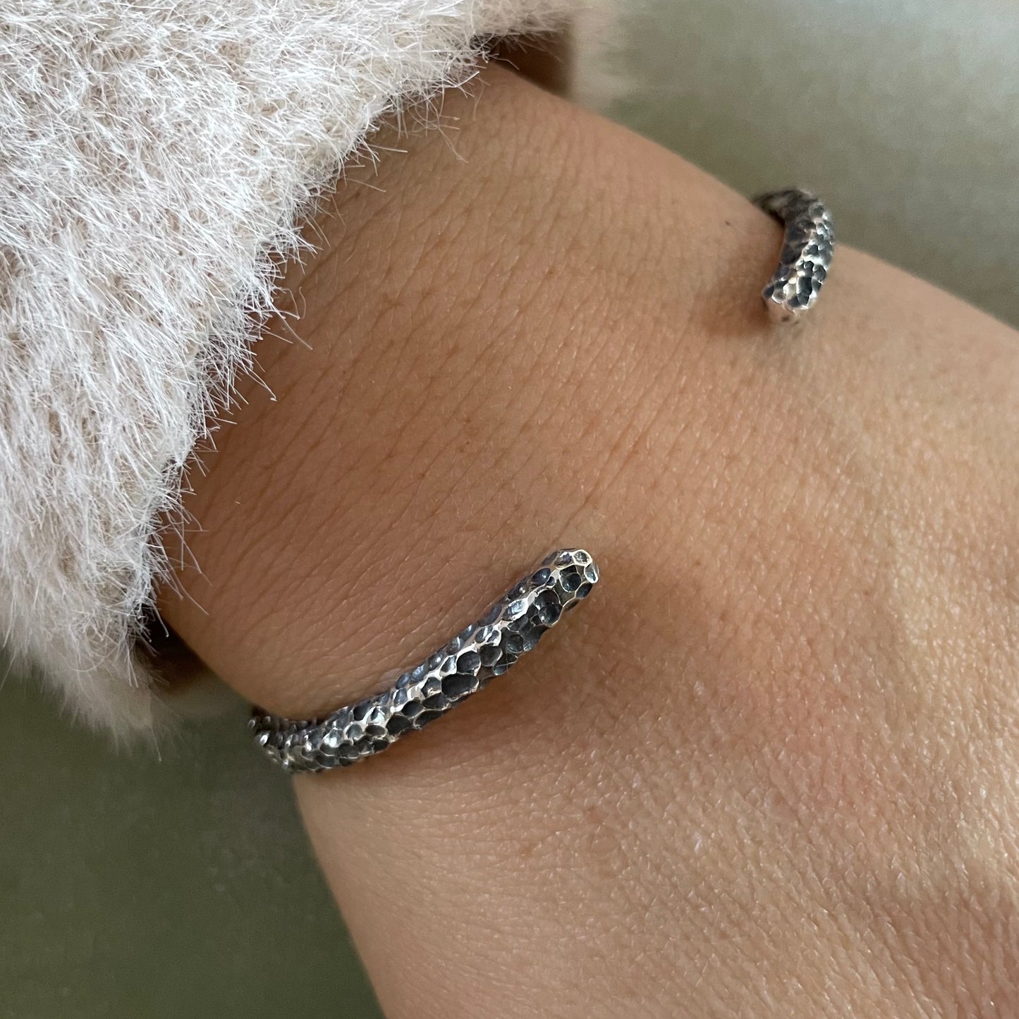 Zilveren armband bewerkt