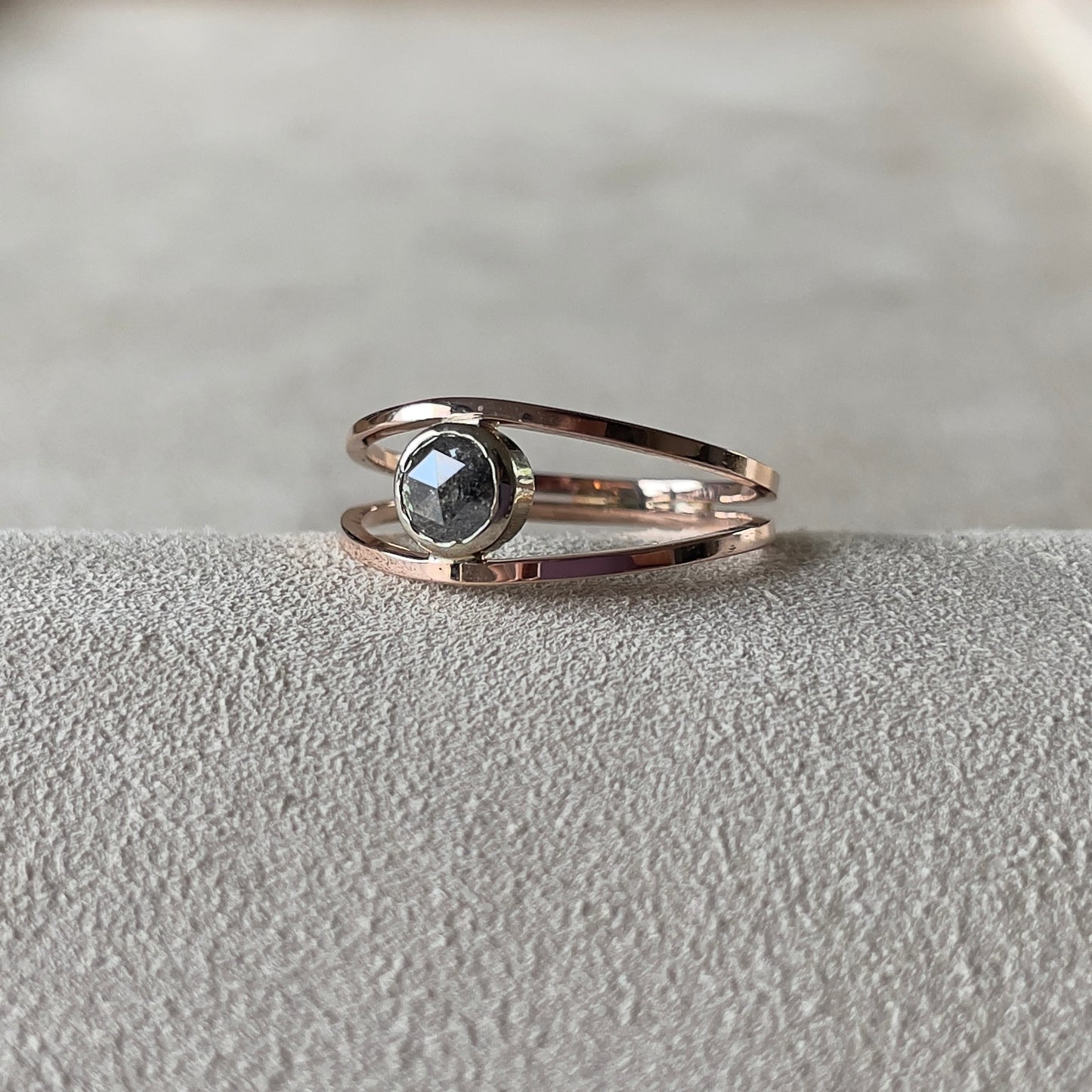 gouden ring met zout & peper diamant