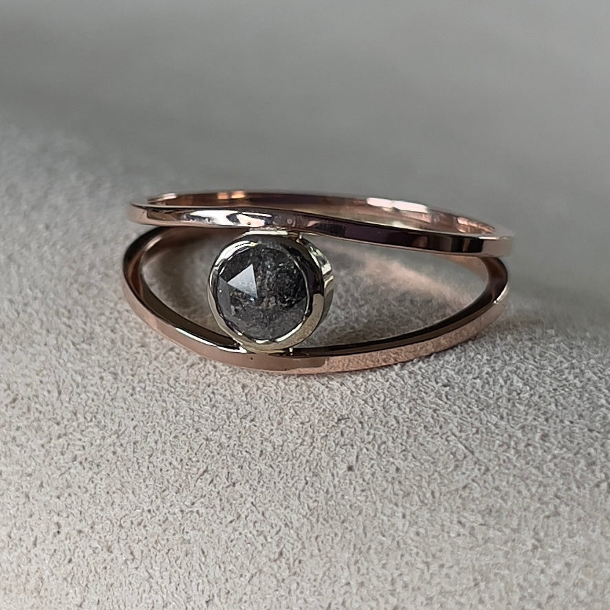 gouden ring met zout & peper diamant