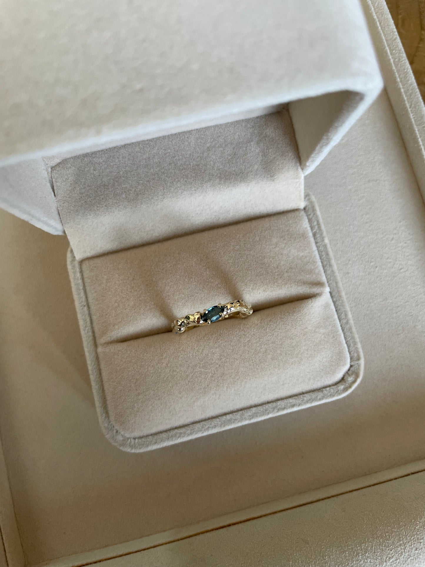 Gouden ring met saffier