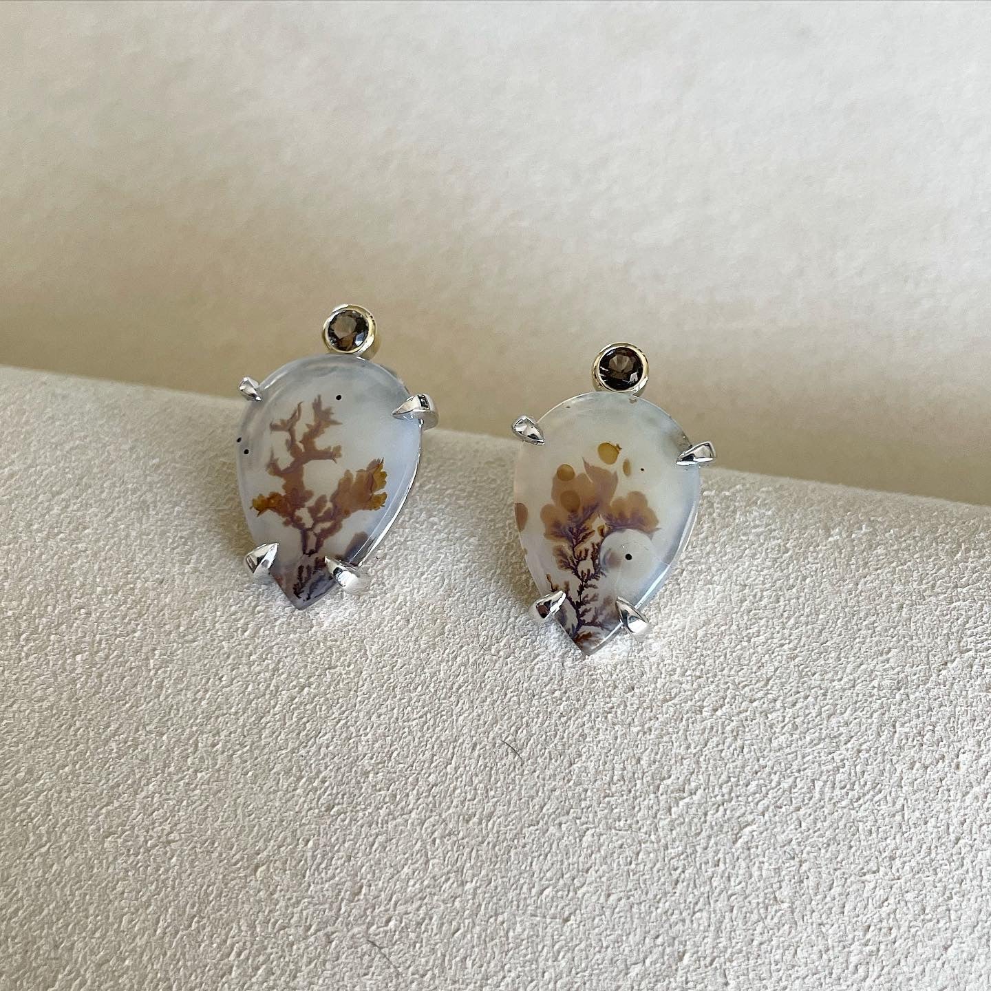 Zilveren oorbellen met dendriet quartz & rook quartz