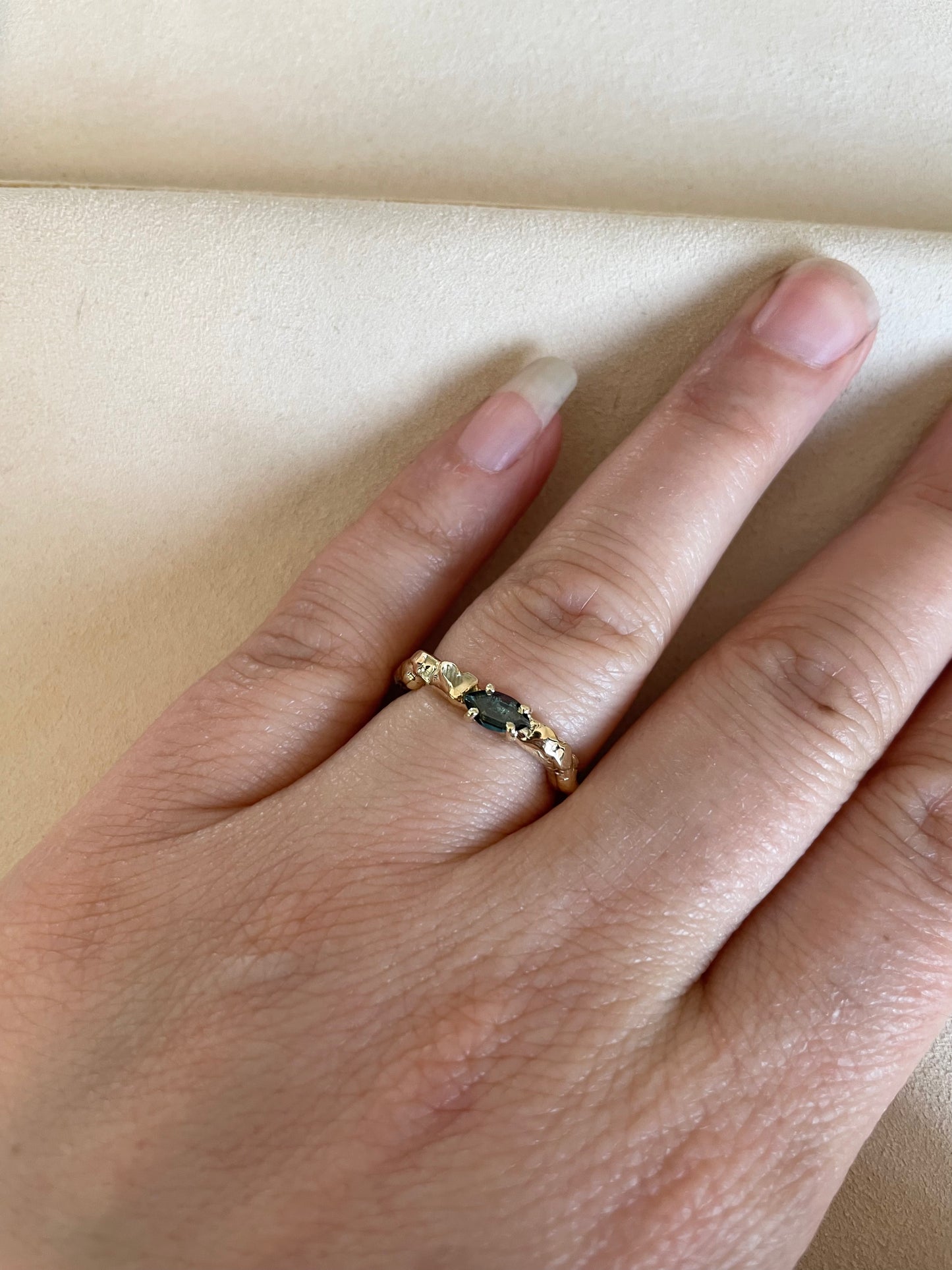 Gouden ring met saffier