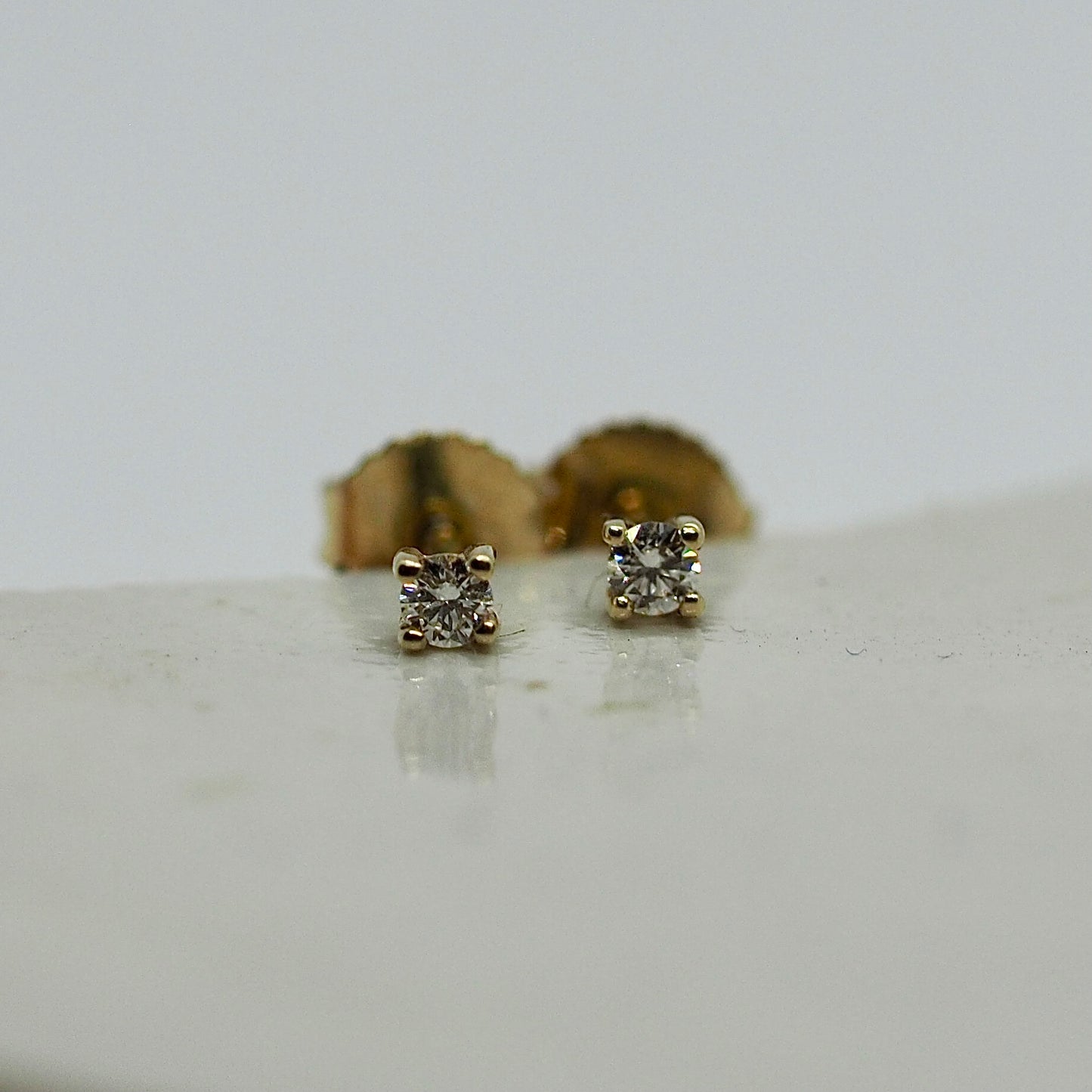 Gouden oorknoppen met diamant