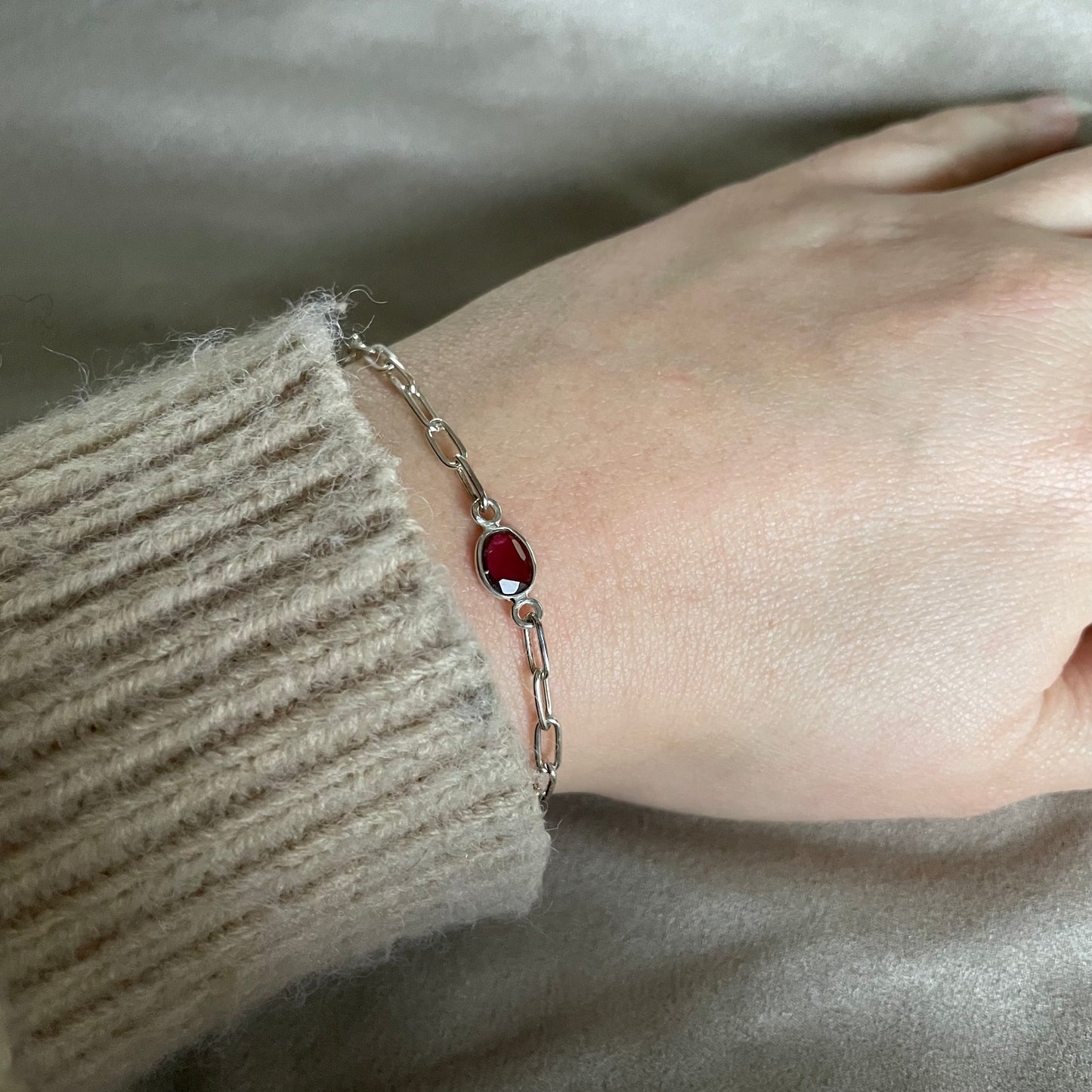 Zilveren armband met robijntje