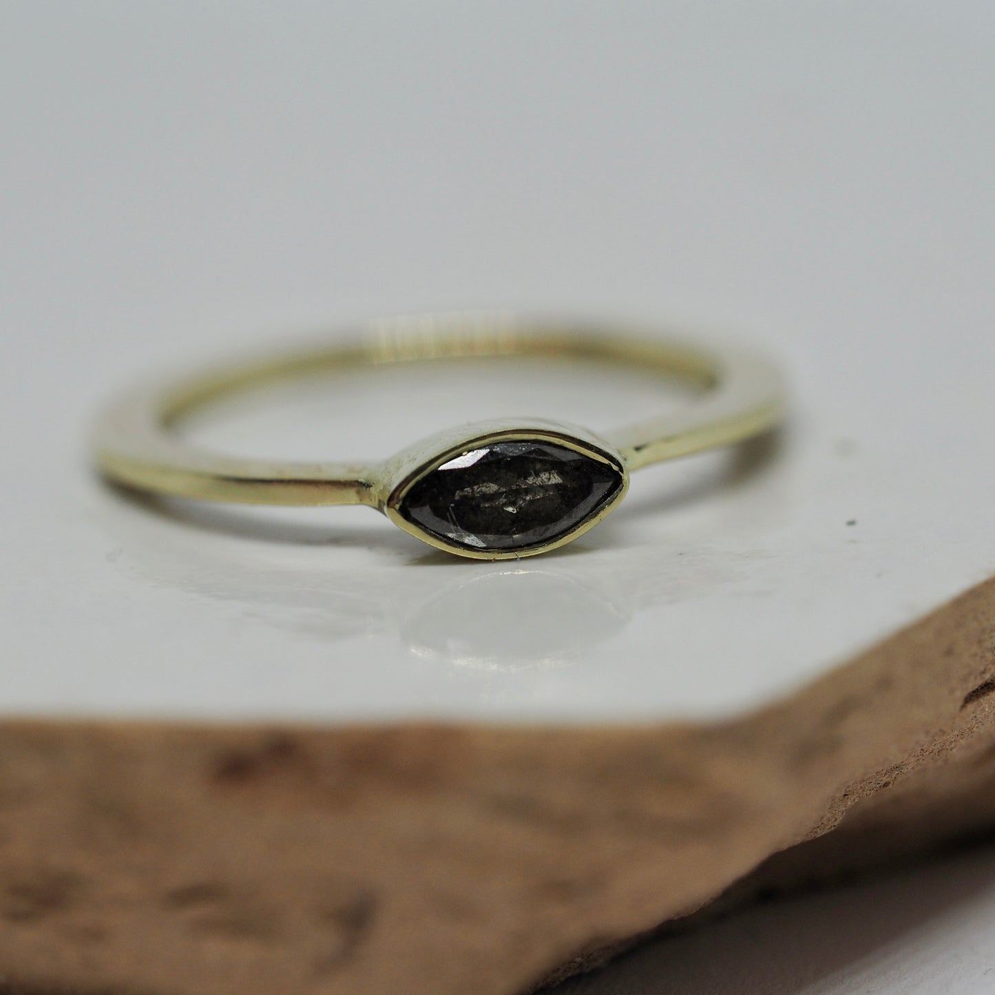 Gouden ring met zout en peper diamant