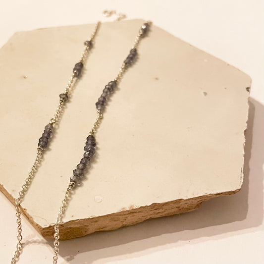 Zilveren armband met blauwe labradoriet steentjes.