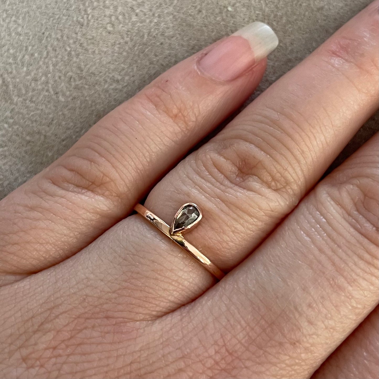Gouden ring met zout & peper diamant
