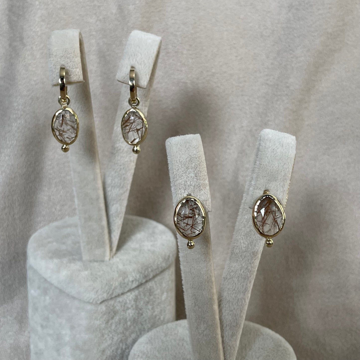Gouden oorknoppen met goud rutiel kwarts