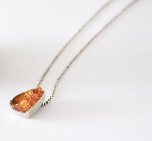 Zilveren hanger met barnsteen
