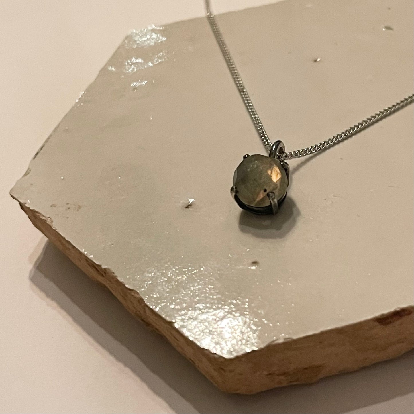 Zilveren hanger met labradoriet