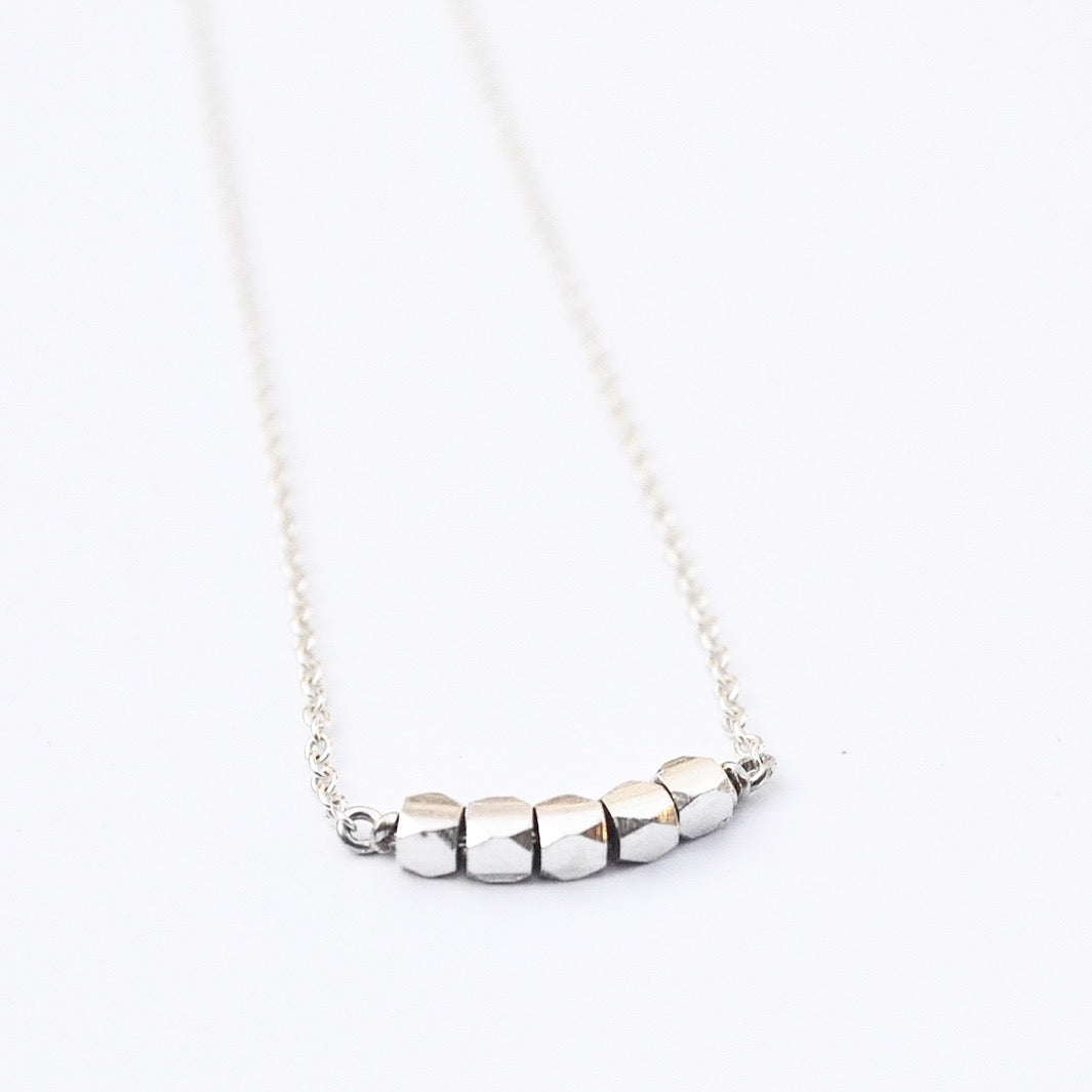 Zilveren collier met 5 facetjes