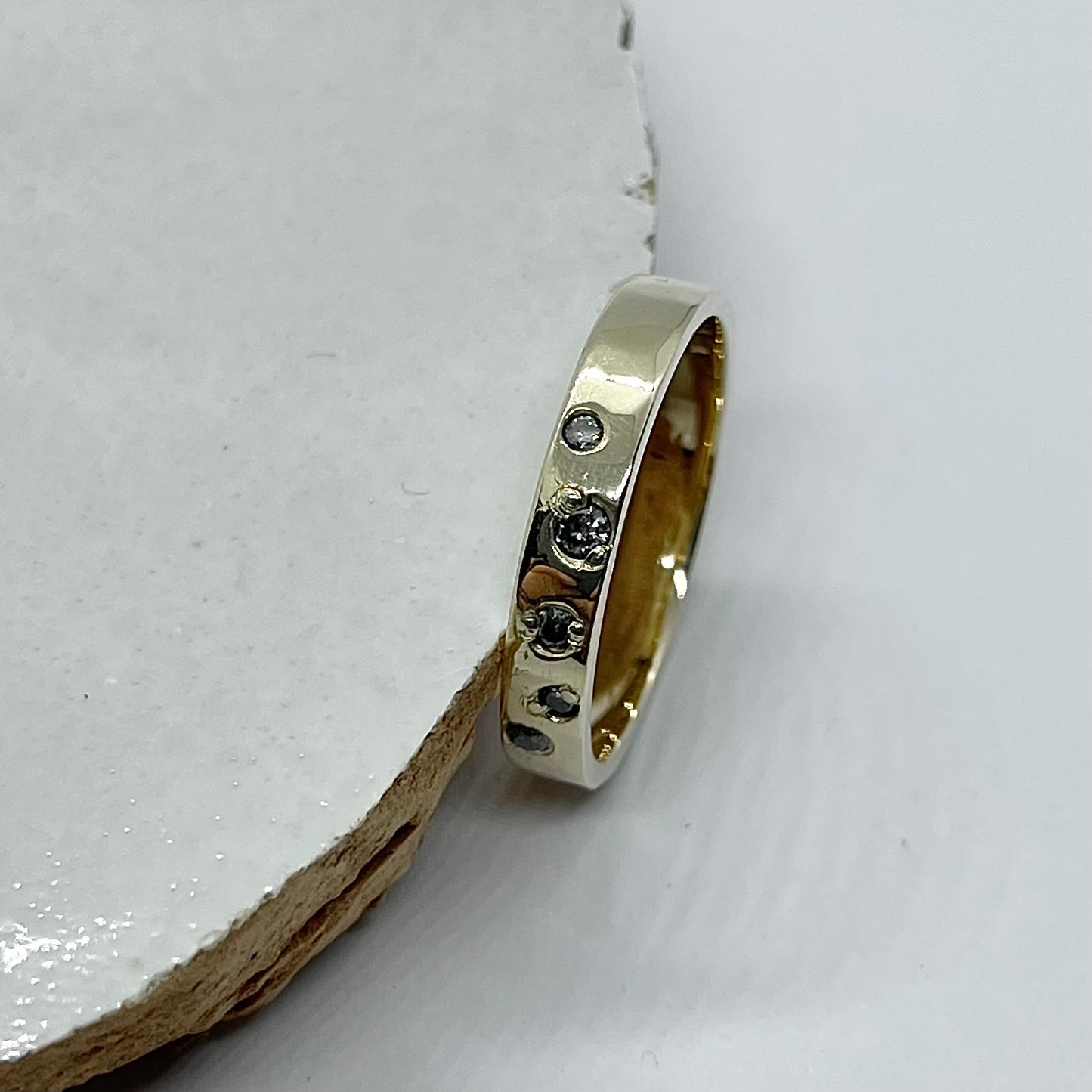 Gouden ring met salt & peper diamantjes