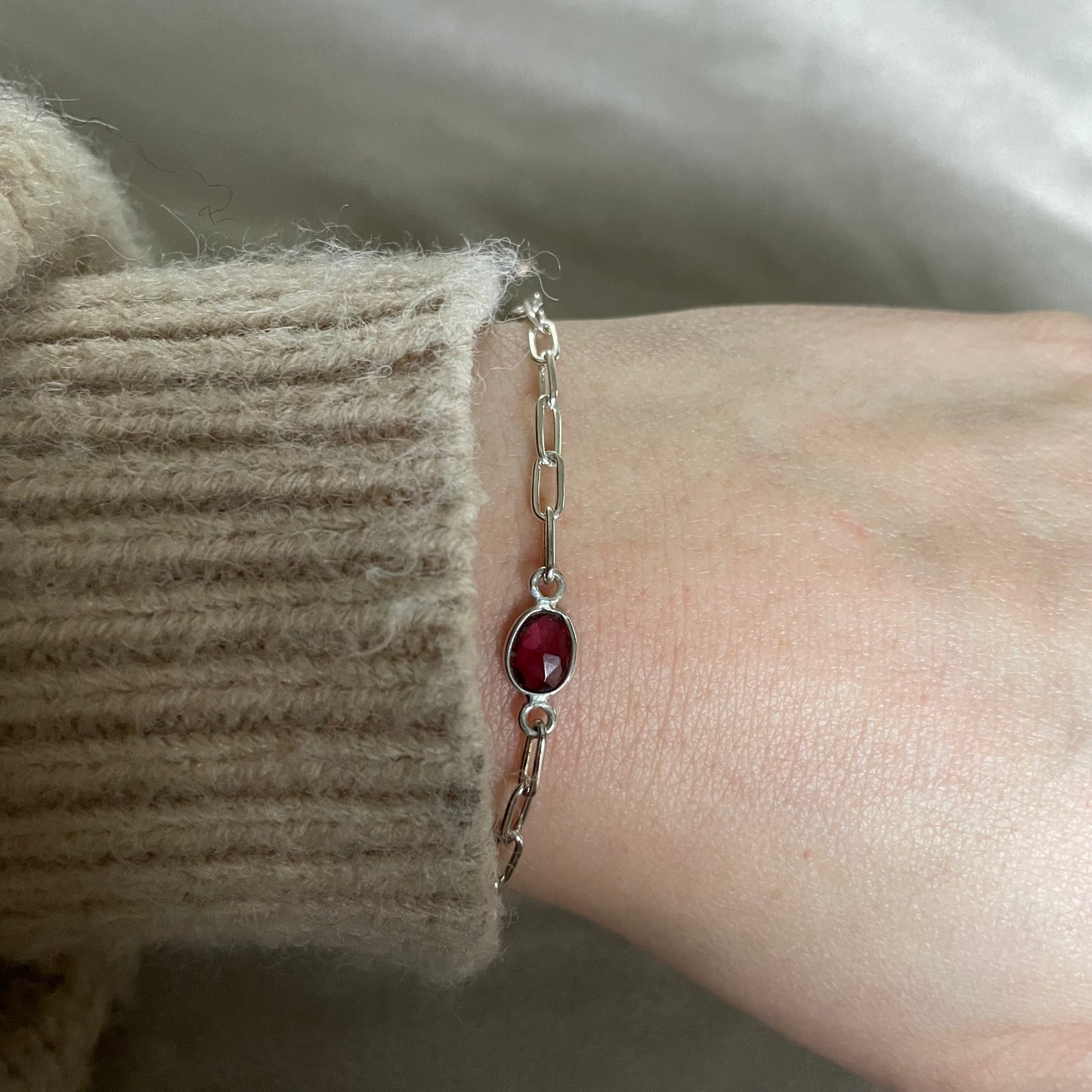 Zilveren armband met robijntje