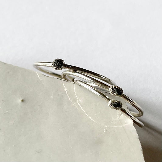 Zilveren ring met klein zwart ruw diamantje