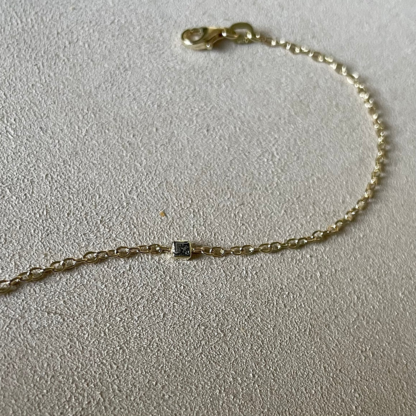 Gouden armband met een zout & peper diamant