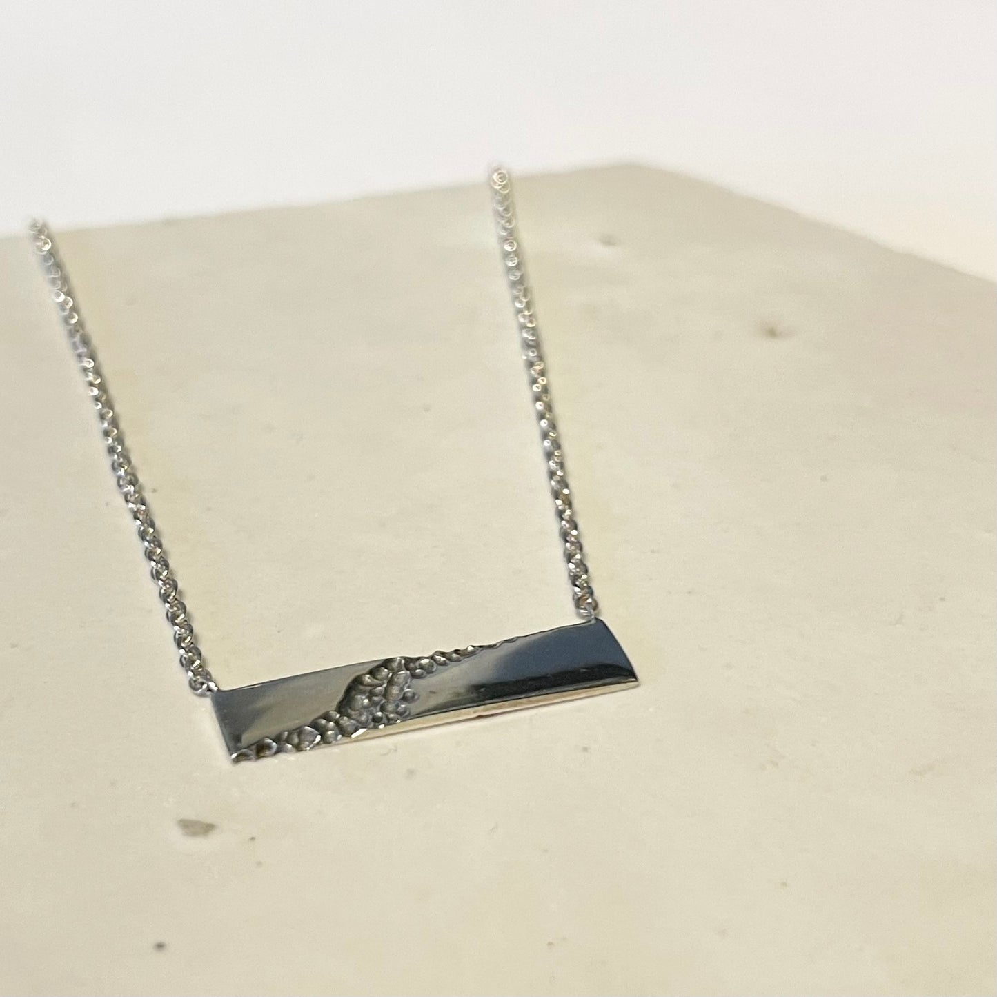 Zilveren collier organic stripe