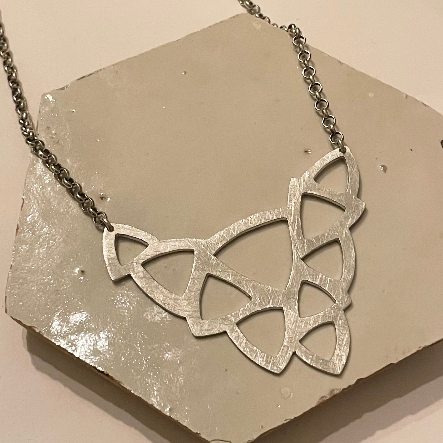 Zilveren collier organic aluminium