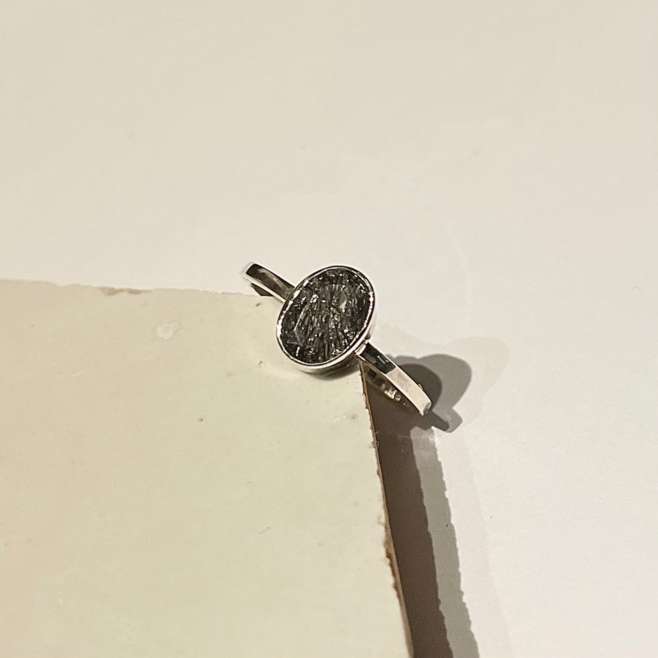 Zilveren ring met zwarte rutielquartz