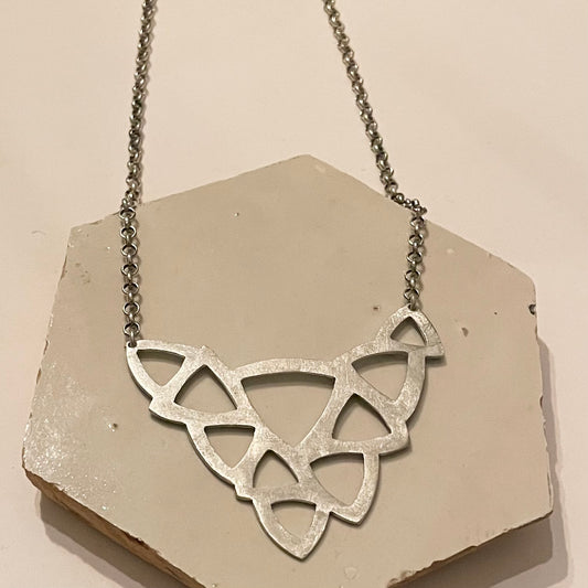 Zilveren collier organic aluminium