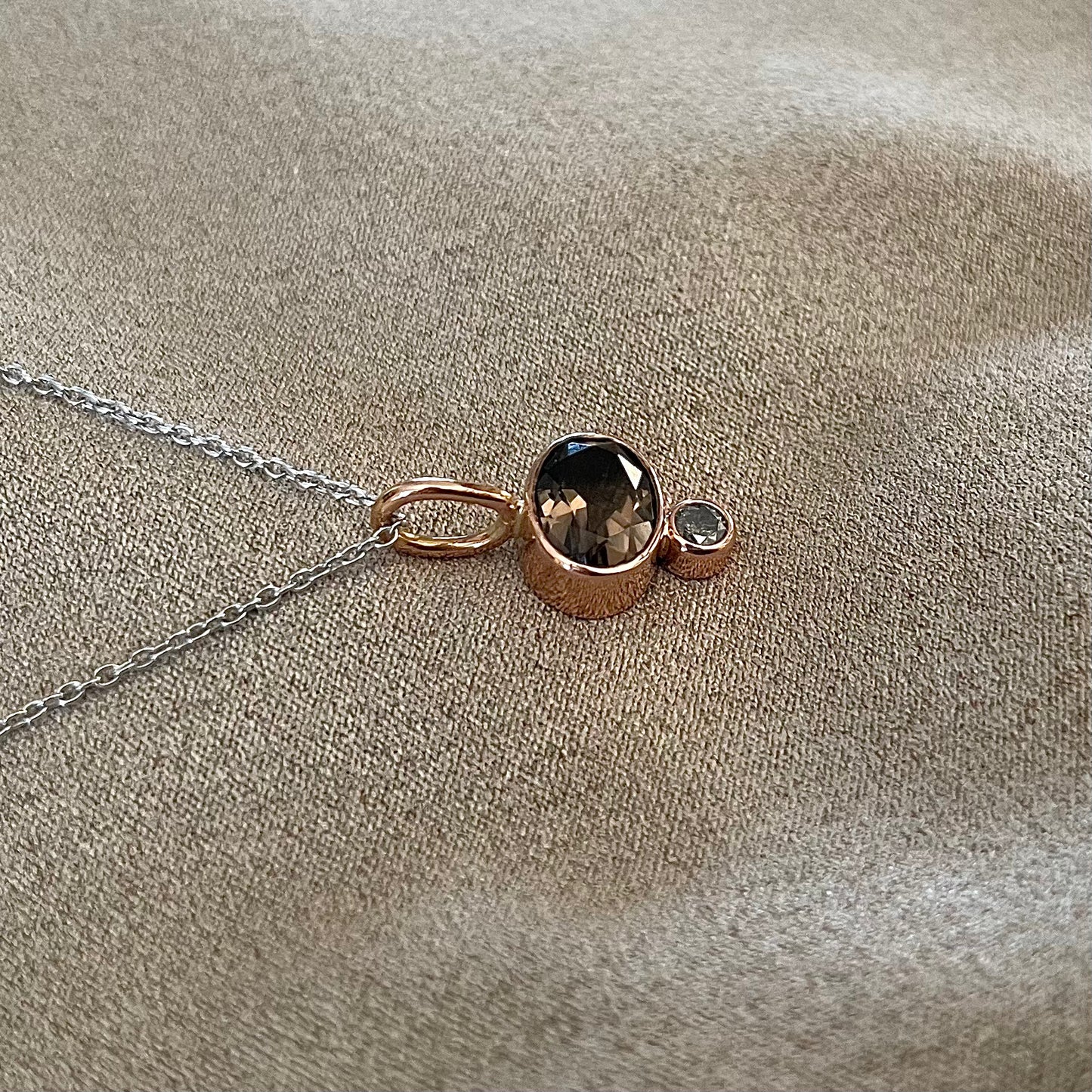 Gouden hanger rose met rookkwarts & diamant