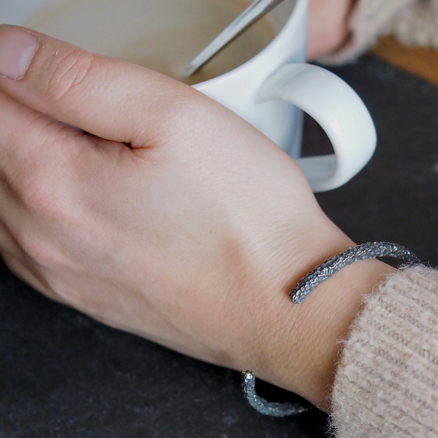 Zilveren armband bewerkt