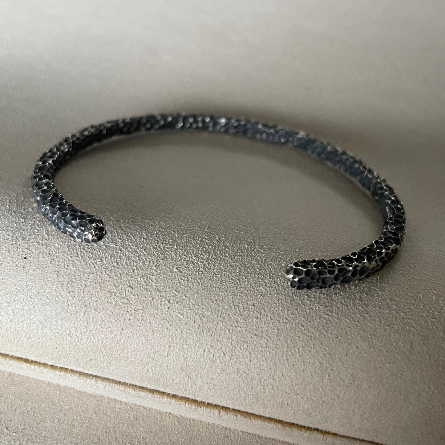 Zilveren armband bewerkt