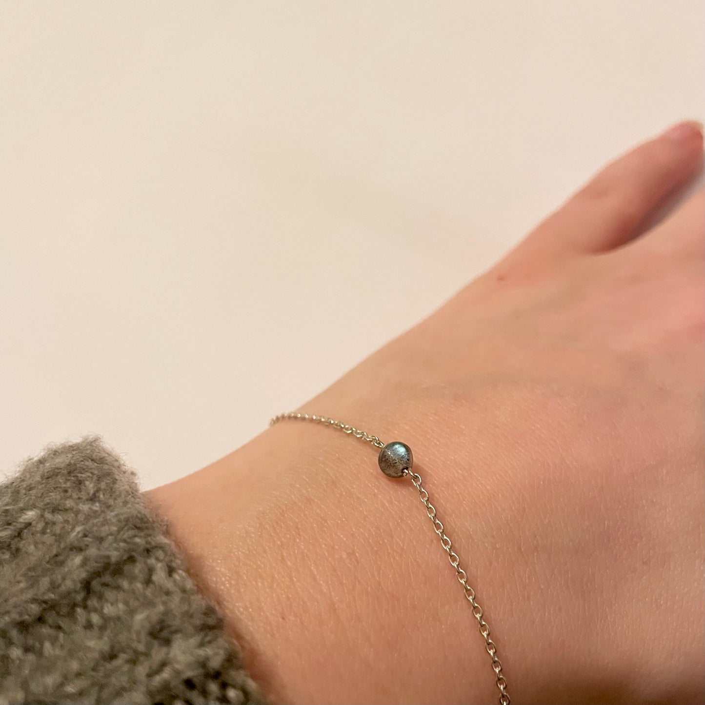 Zilveren armband met een labradoriet bolletje