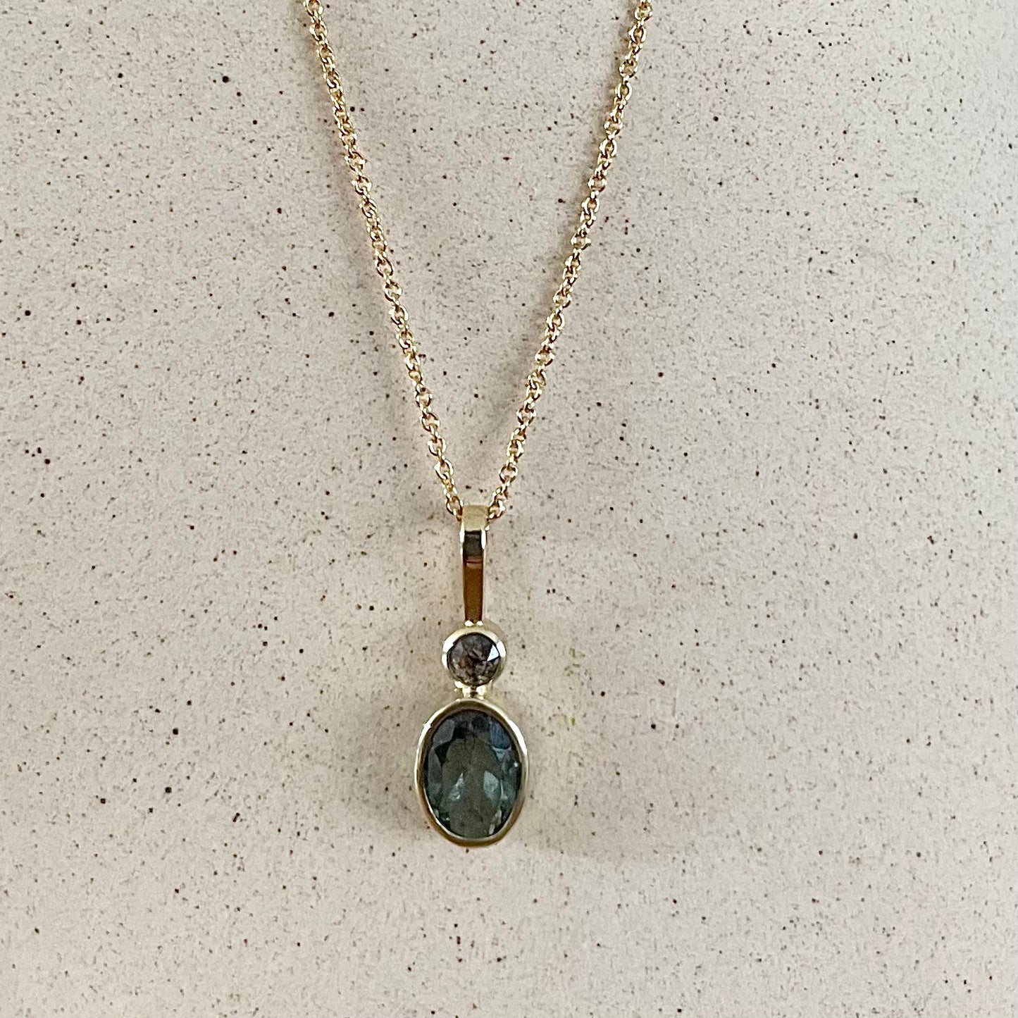 Gouden hangertje met diamant en toermalijn.