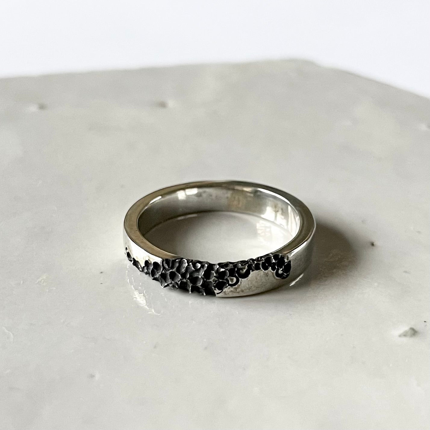 Zilveren ring organic stripe