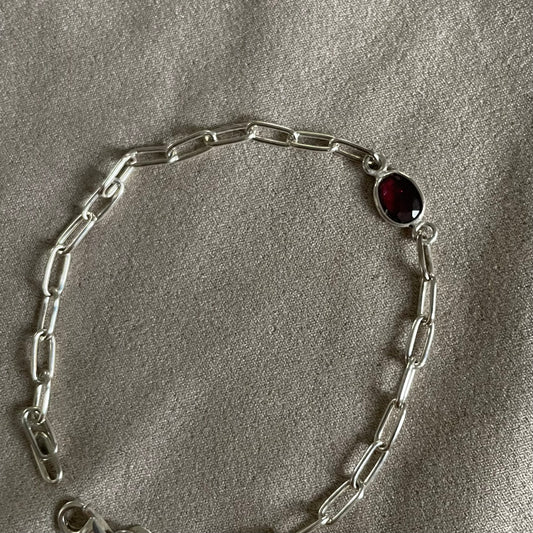 Zilveren armband met robijntje