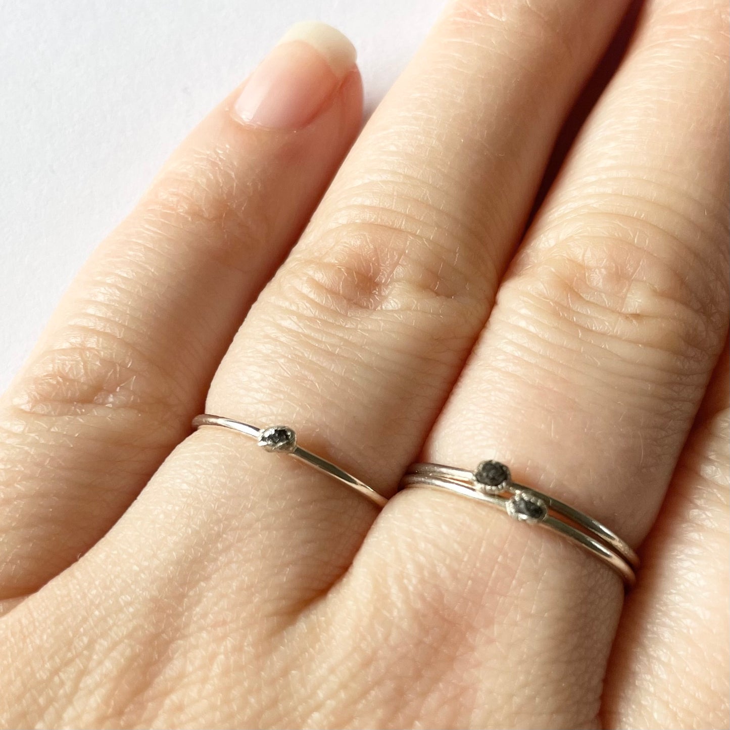 Zilveren ring met klein zwart ruw diamantje