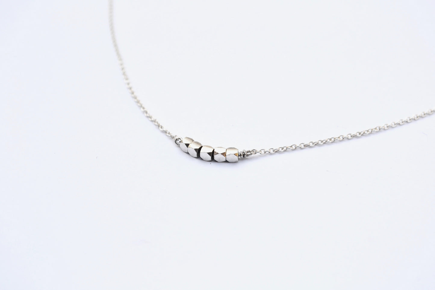Zilveren collier met 5 facetjes