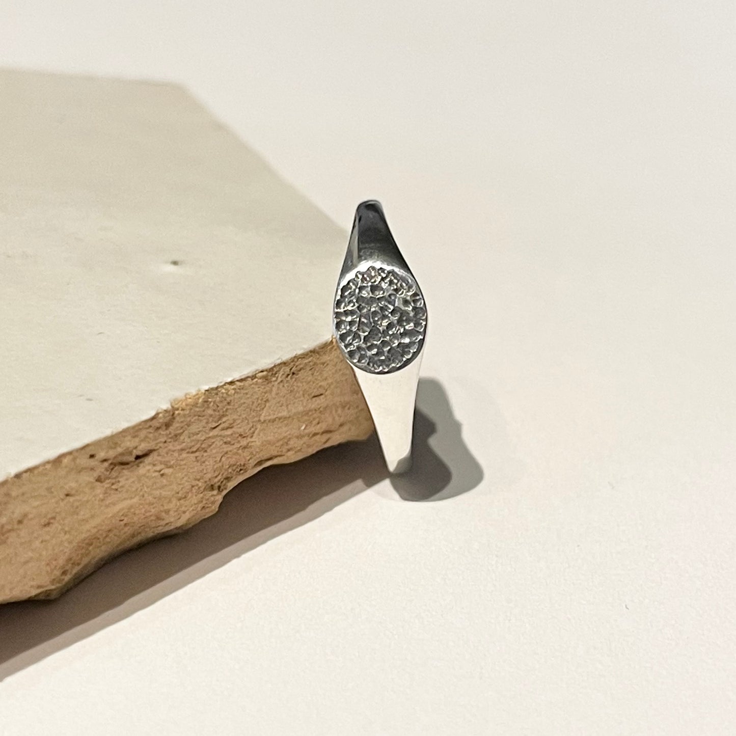 Zilveren signet ring organic