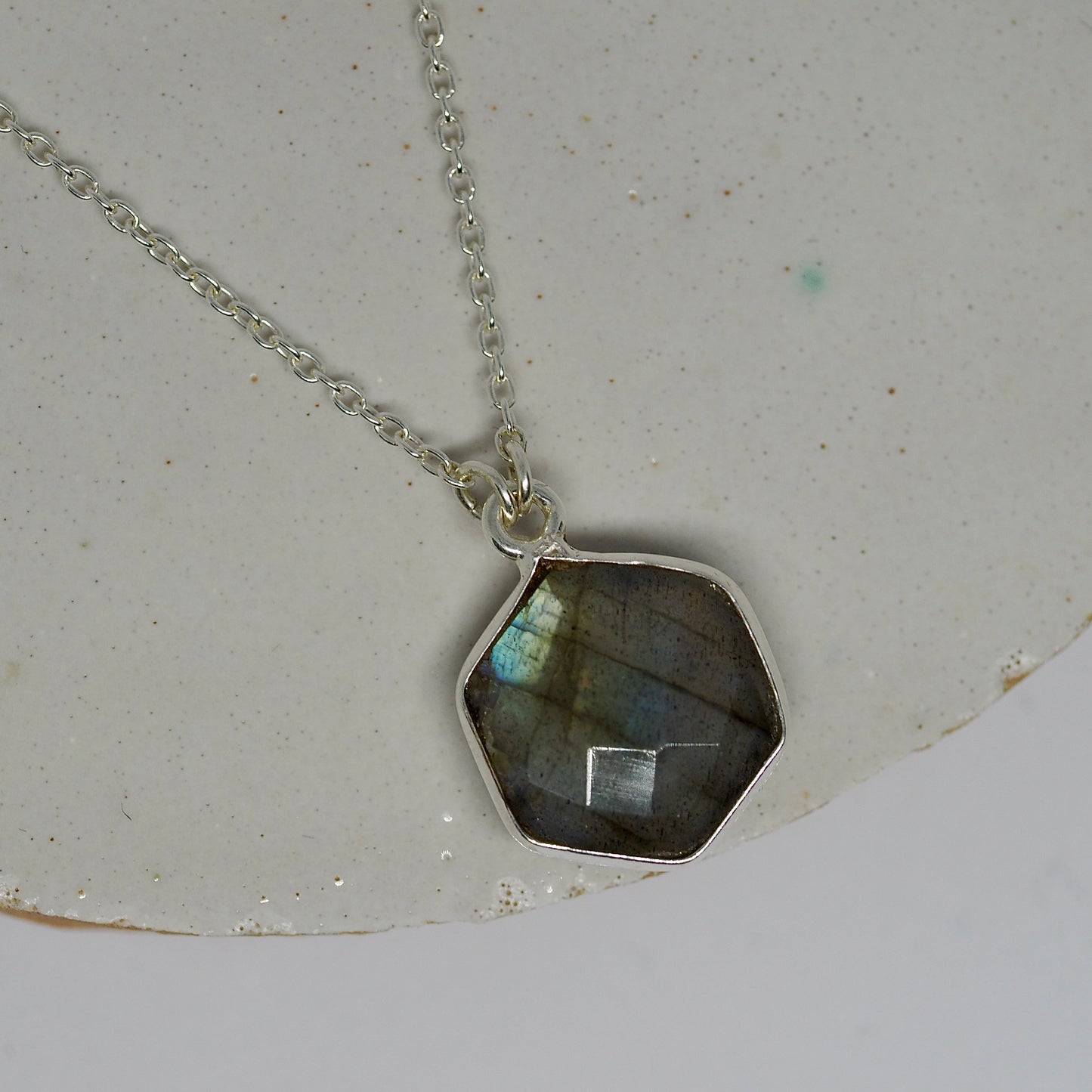 Zilveren collier met labradoriet hanger