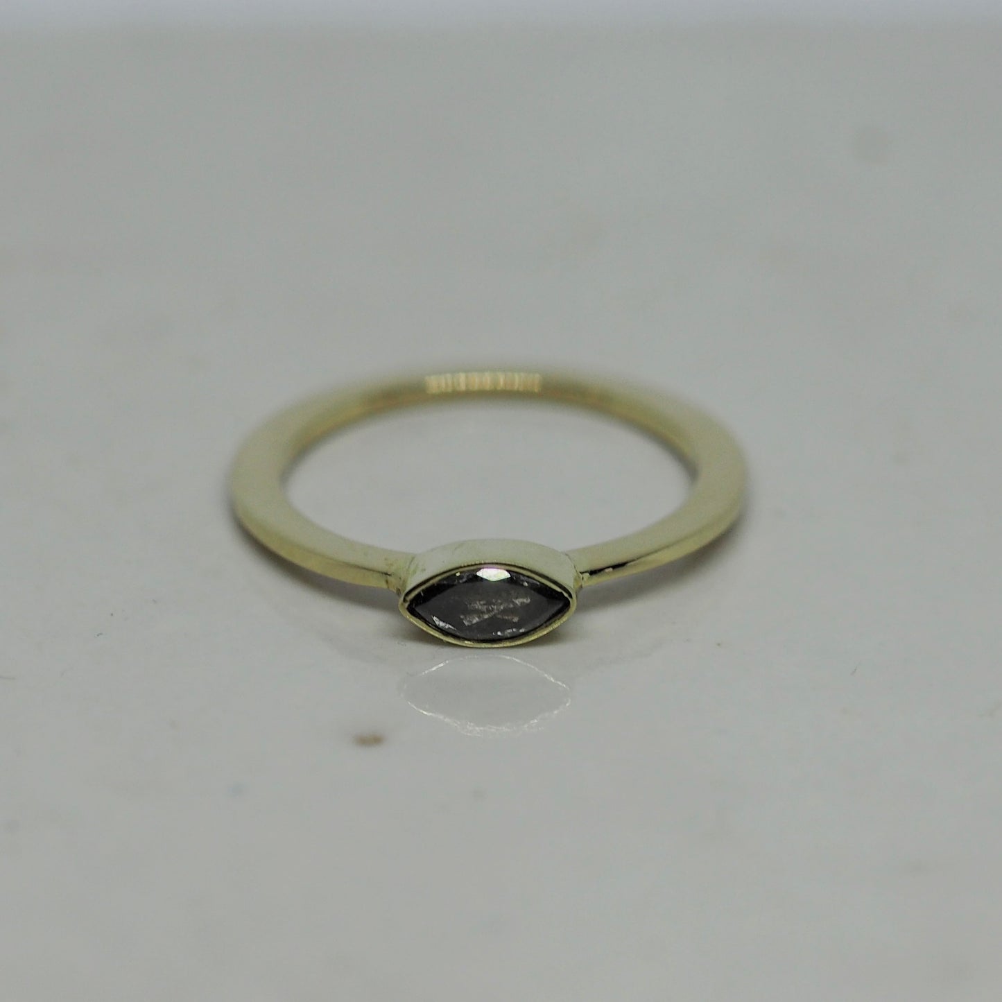 Gouden ring met zout en peper diamant