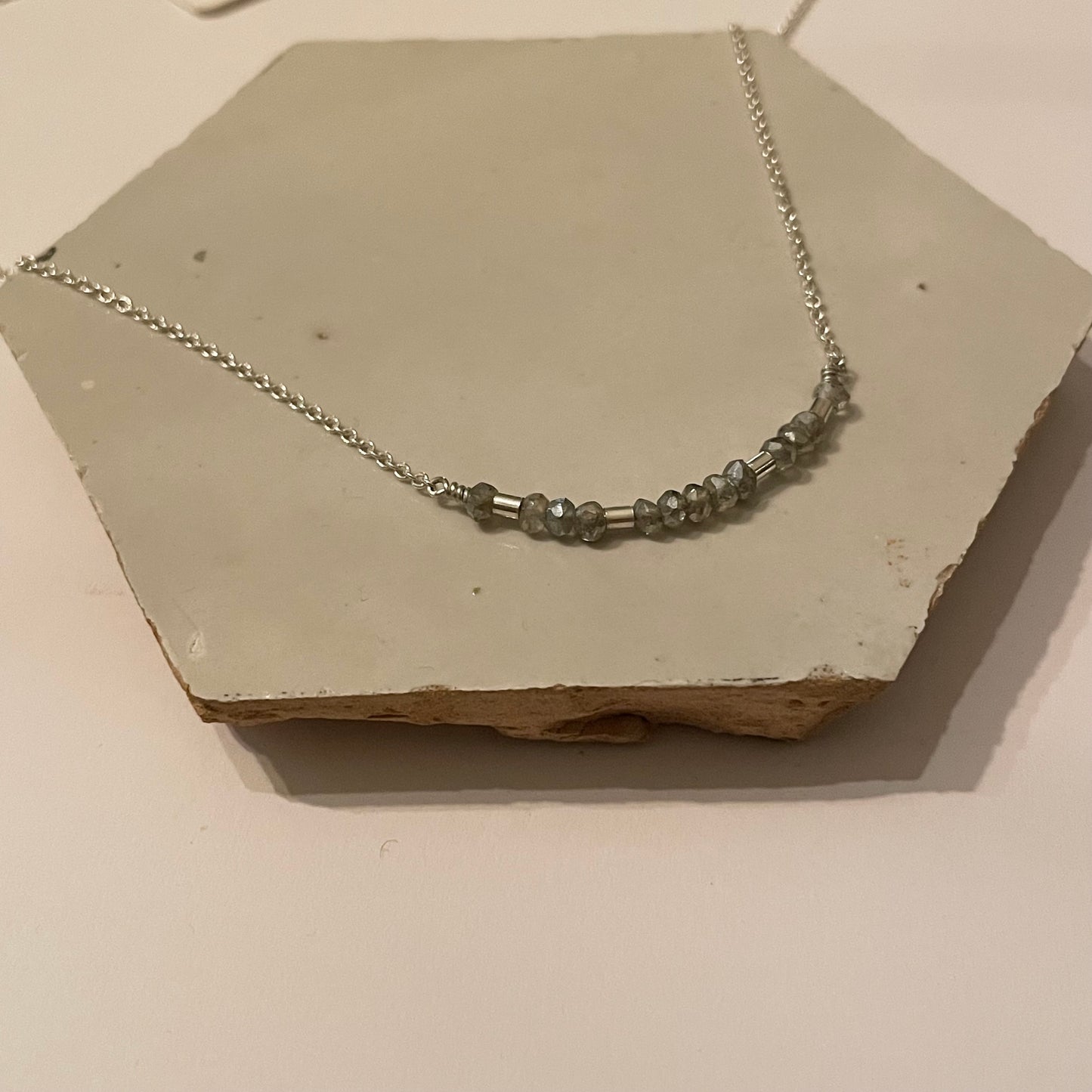 Zilveren collier little tube labradoriet