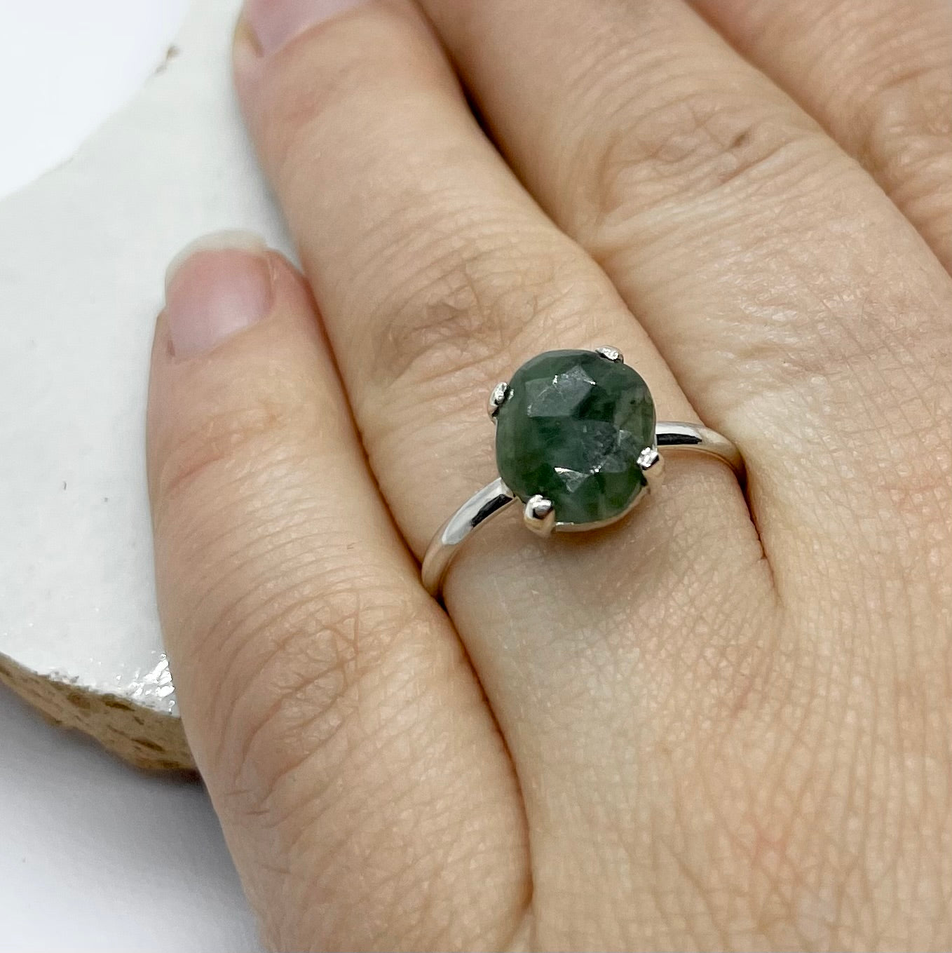 Zilveren ring met rosecut smaragd