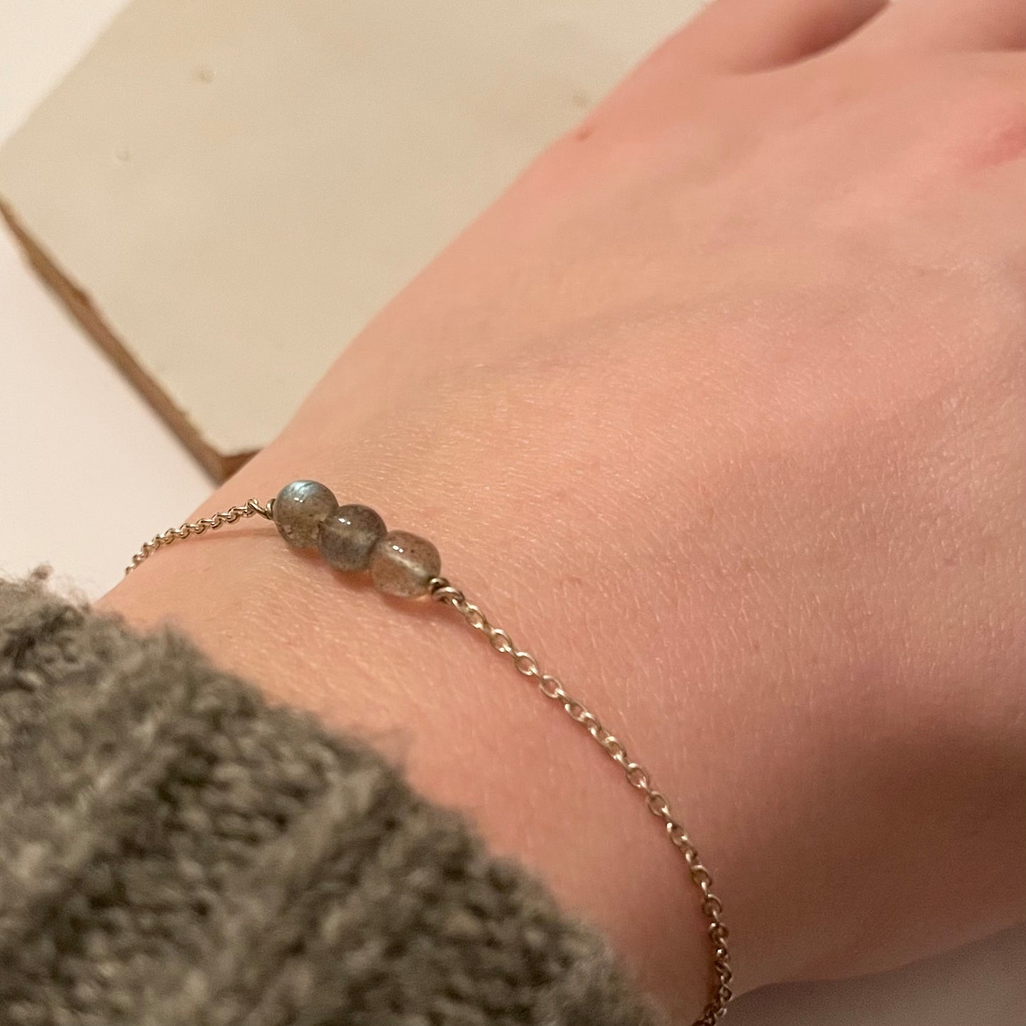 Zilveren armband met labradoriet bolletjes