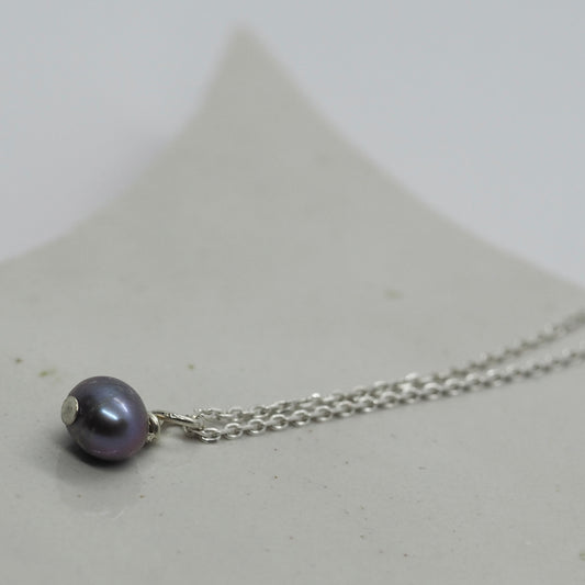 Zilveren hanger met grijs/paarse parel